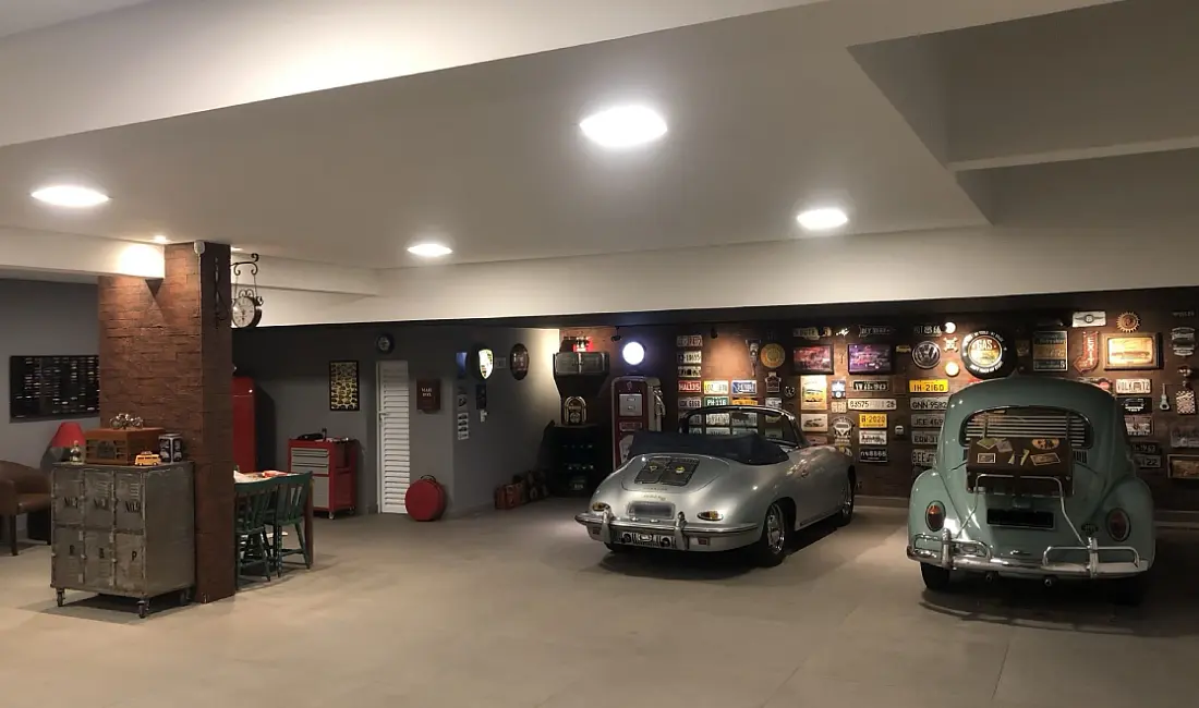 Detail eines klassischen Fahrzeugs während längerer Standzeit