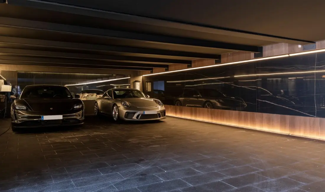 Sammlerfahrzeug in einer dunklen Premiumgarage